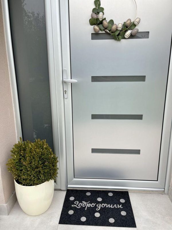 dobro-dosli-crno-sivi-otirac