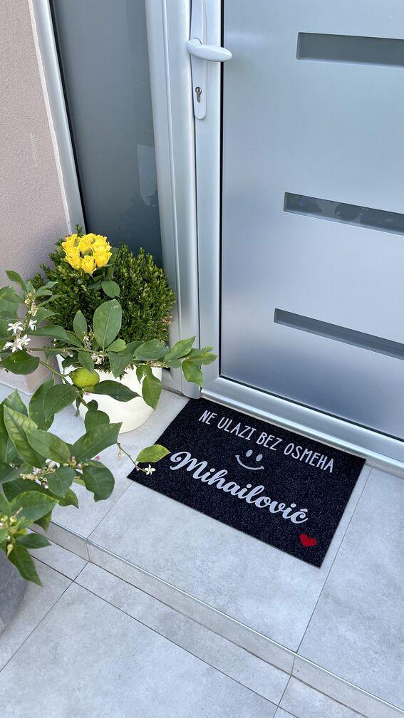 ne-ulazi-bez-osmeha-otirac-prezime