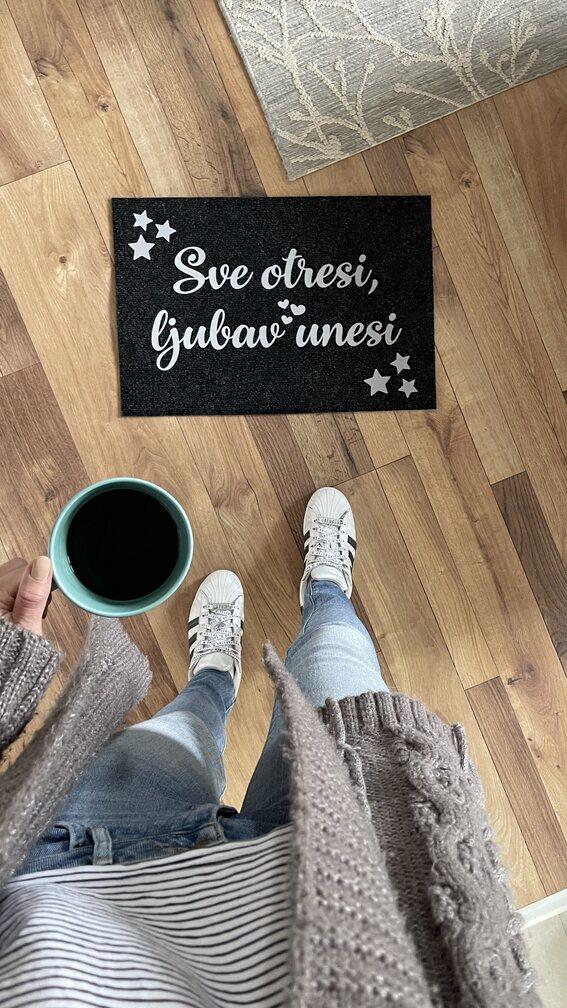 sve otresi, ljubav unesi crni otirač sve-otresi-ljubav-unesi-crni-otirac