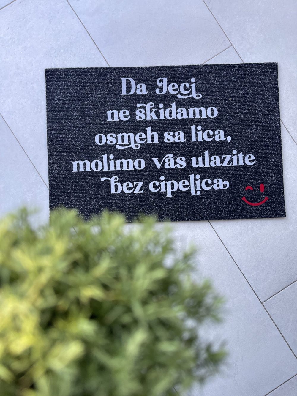 da-jeci-ne-skidamo-osmeh-sa-lica-molimo-vas-ulazite-bez-cipelica