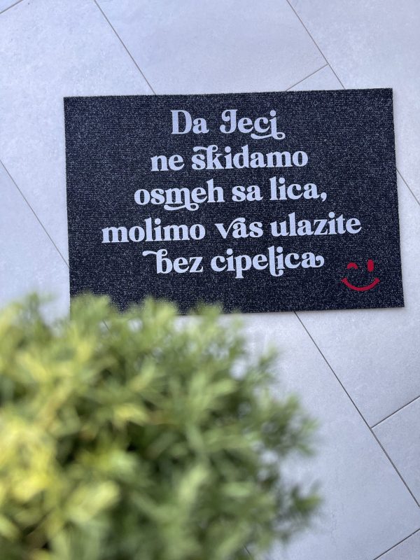 da-jeci-ne-skidamo-osmeh-sa-lica-molimo-vas-ulazite-bez-cipelica