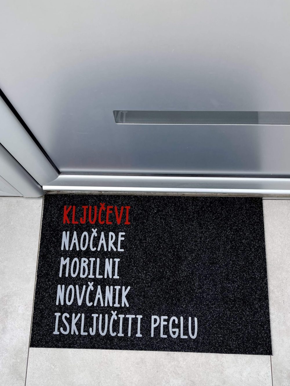 ključevi,naočare,mobilni,novčanik,isključiti peglu kljucevinaocaremobilninovcanikiskljuciti-peglu