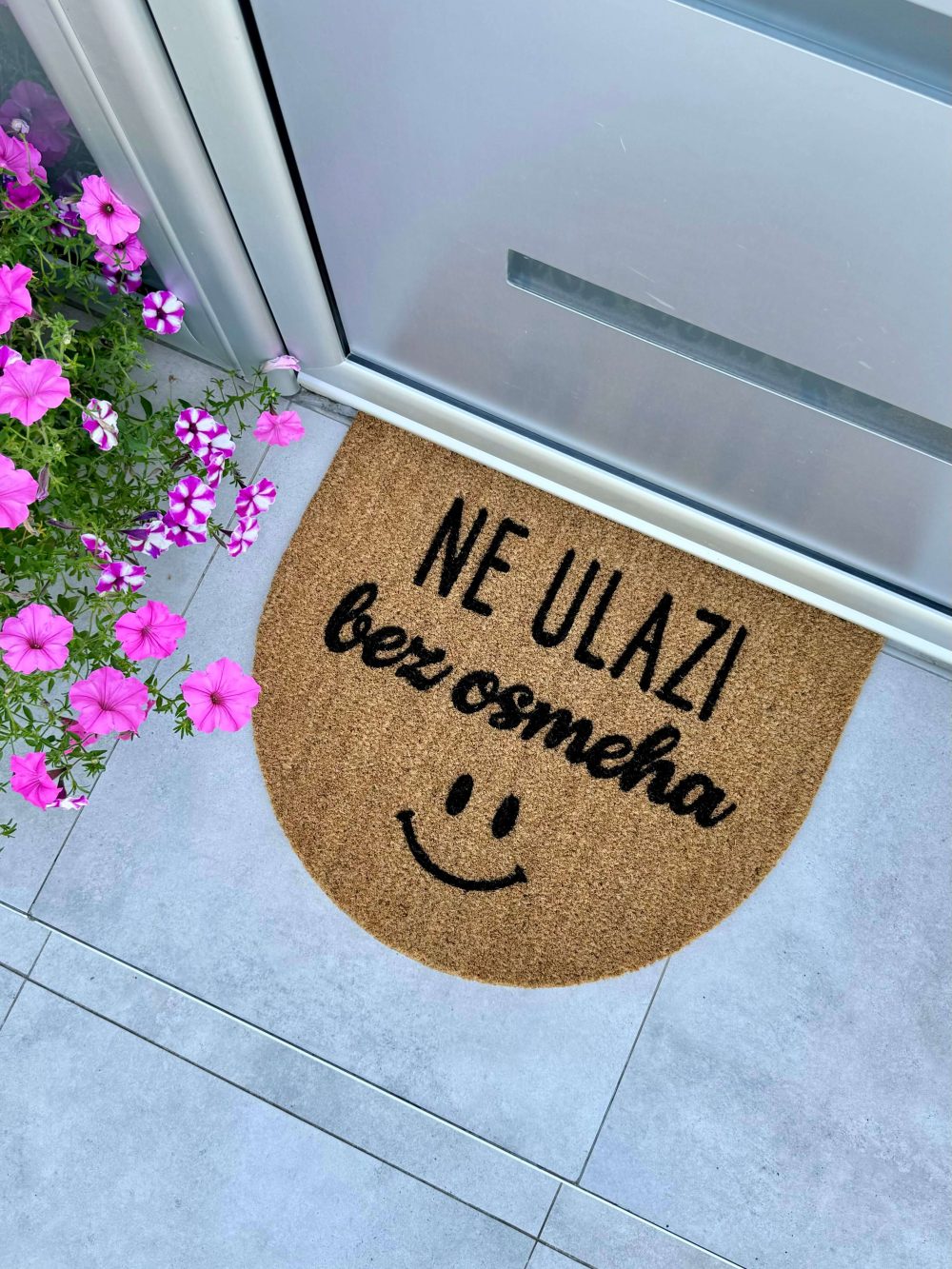 ne ulazi bez osmeha polukružni ne-ulazi-bez-osmeha-polukruzni